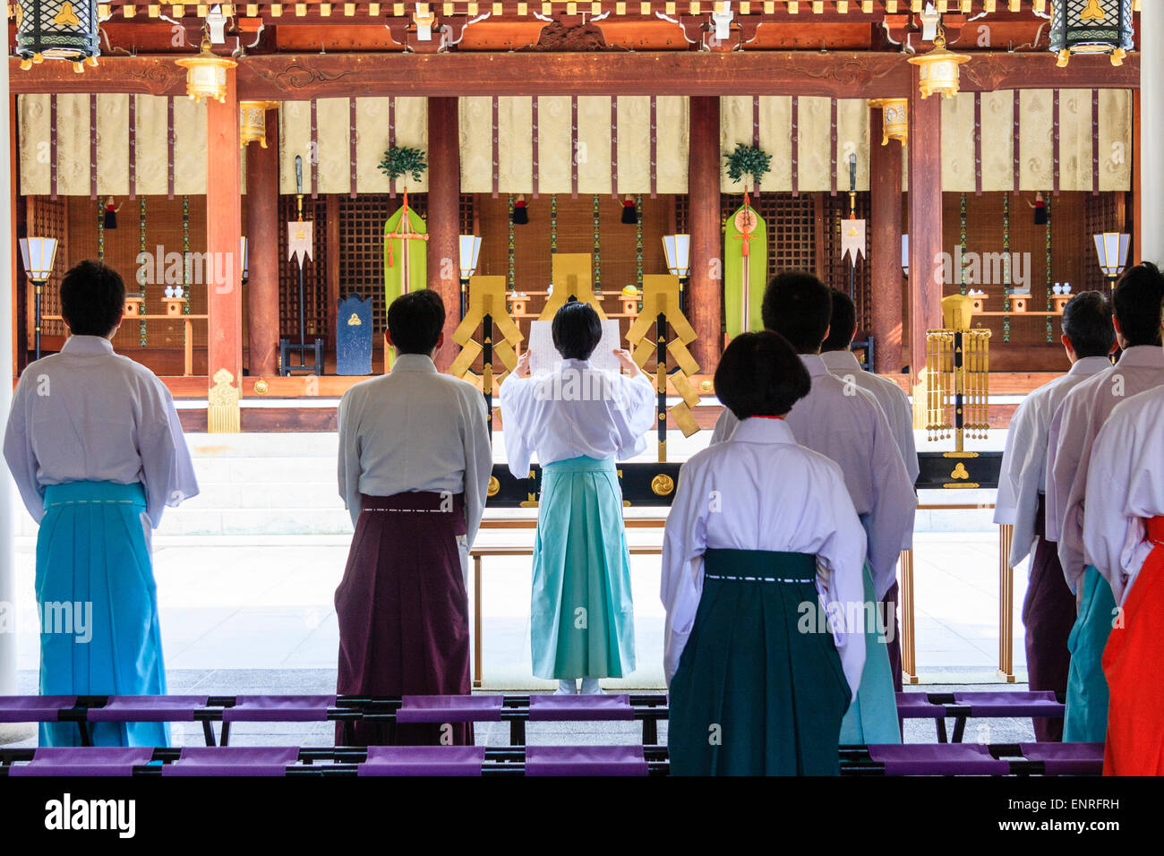 Il santuario di Nishinomiya in Giappone. I sacerdoti shintoisti che conducono la cerimonia mattutina mentre si trovano di fronte all'Honden, allo Shinden, al Santuario, Foto Stock