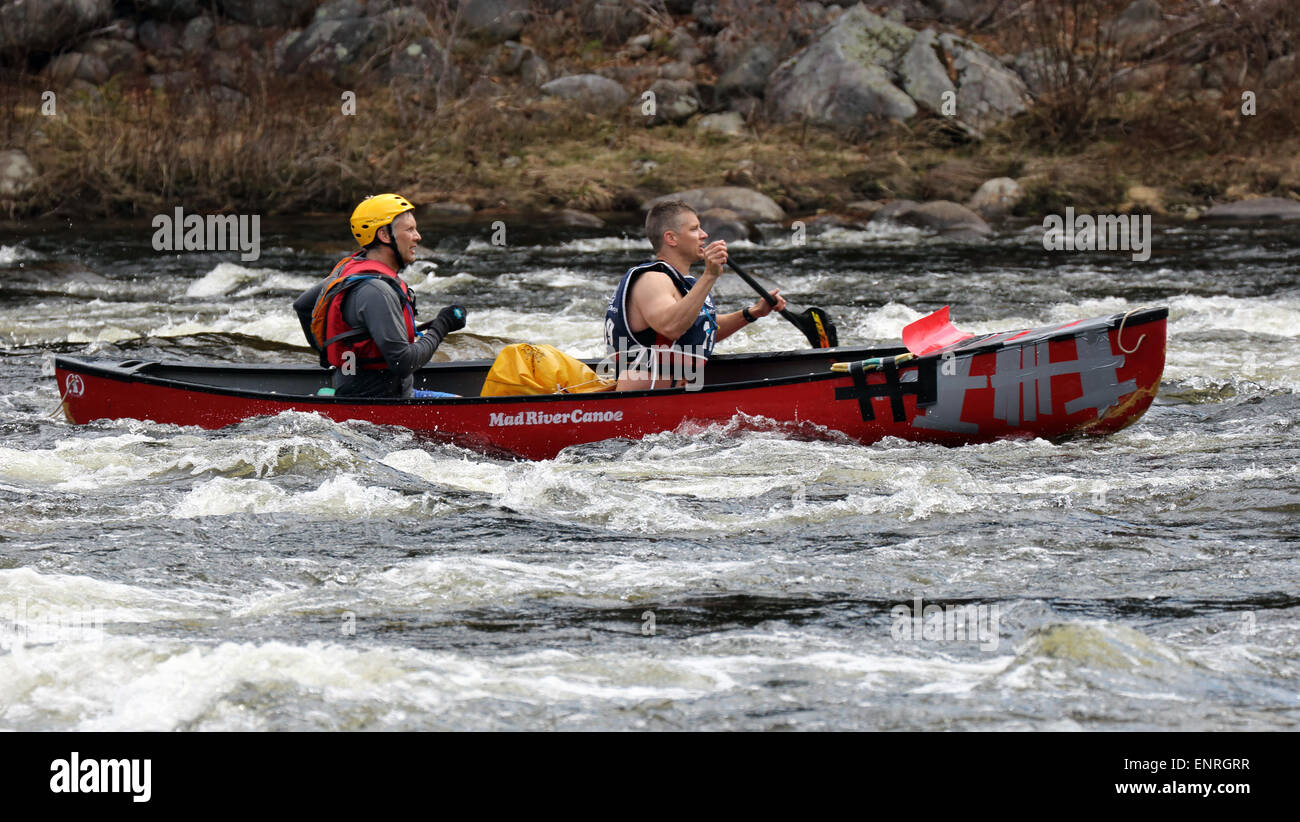 Due uomini in un mad river canoe combattendo le rapide sul fiume Hudson USA America Adirondack State Park Adirondacks. Foto Stock