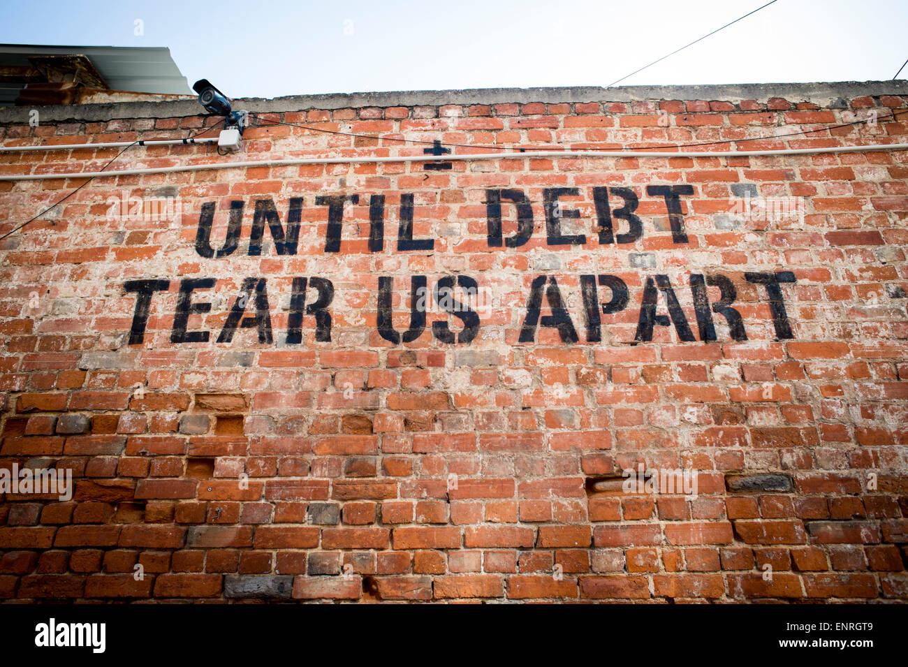 Fino a quando il debito Tear Us Apart messaggio su una parete nel LX factory area di Lisbona, Portogallo. Foto Stock