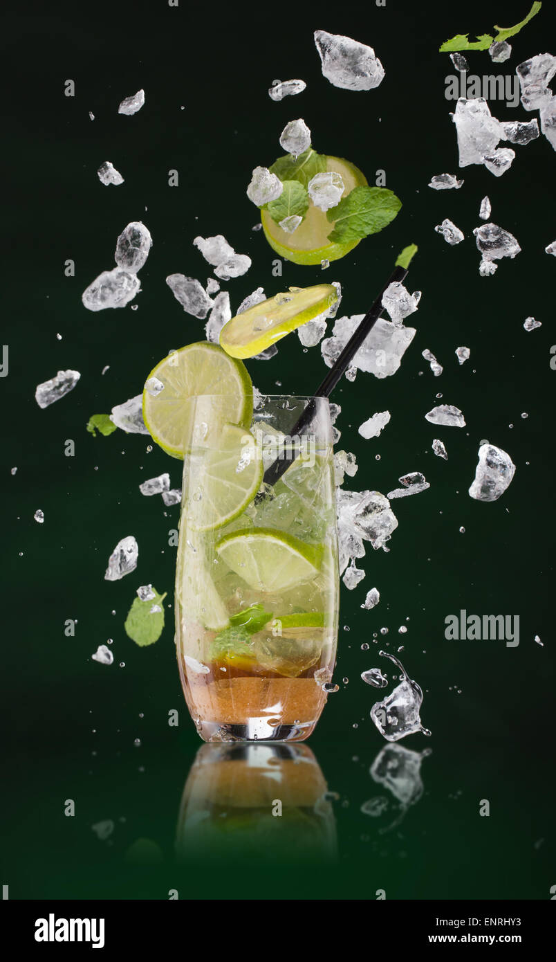 Il mojito fresco drink con cubetti di ghiaccio e schizzi su sfondo nero  Foto stock - Alamy