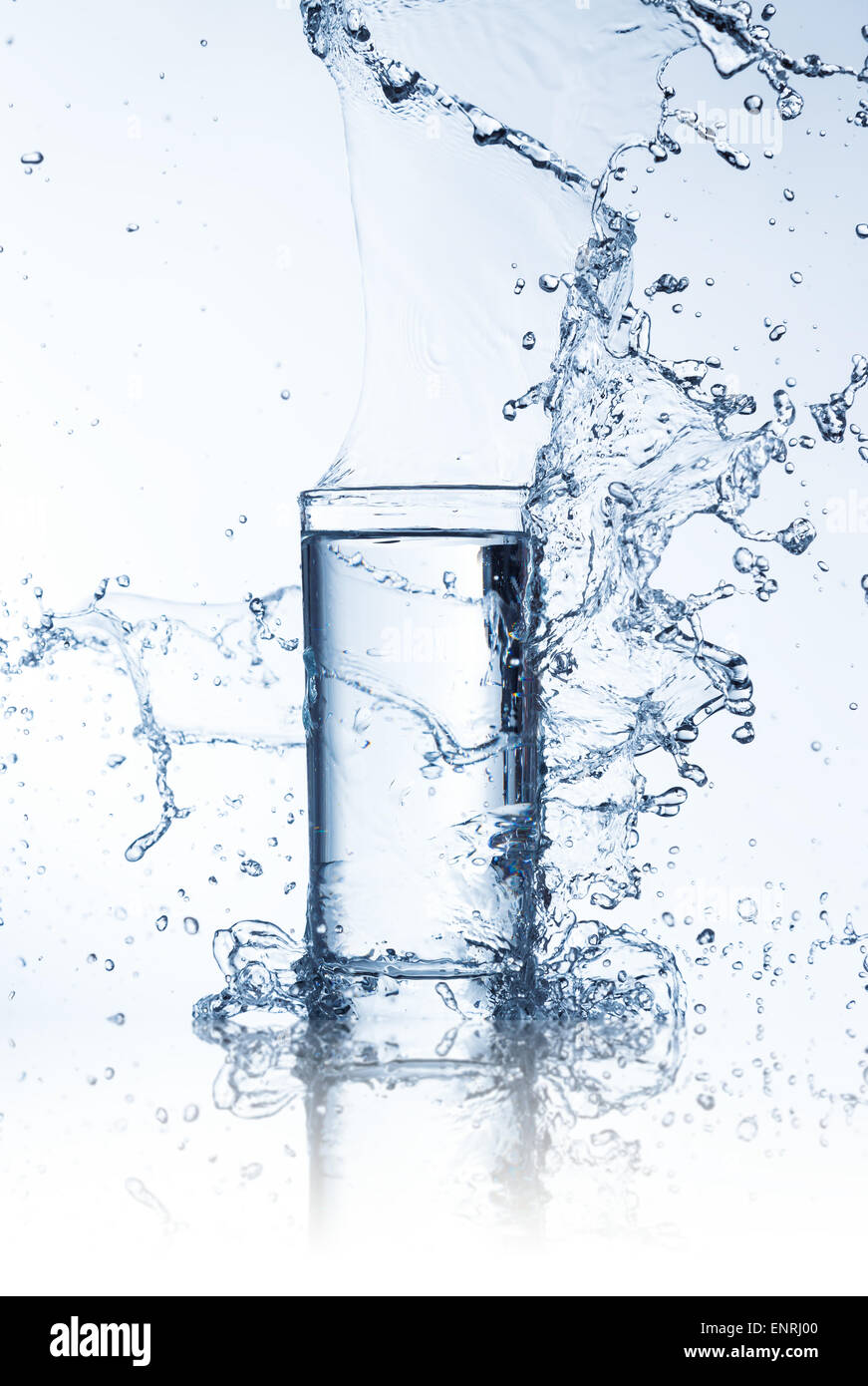 Bibite fresche con flusso di spruzzi di acqua colpo di congelare il movimento Foto Stock