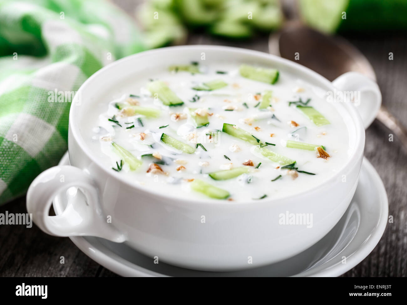 Zuppa fredda di cetrioli yogurt ed erbe fresche Foto Stock