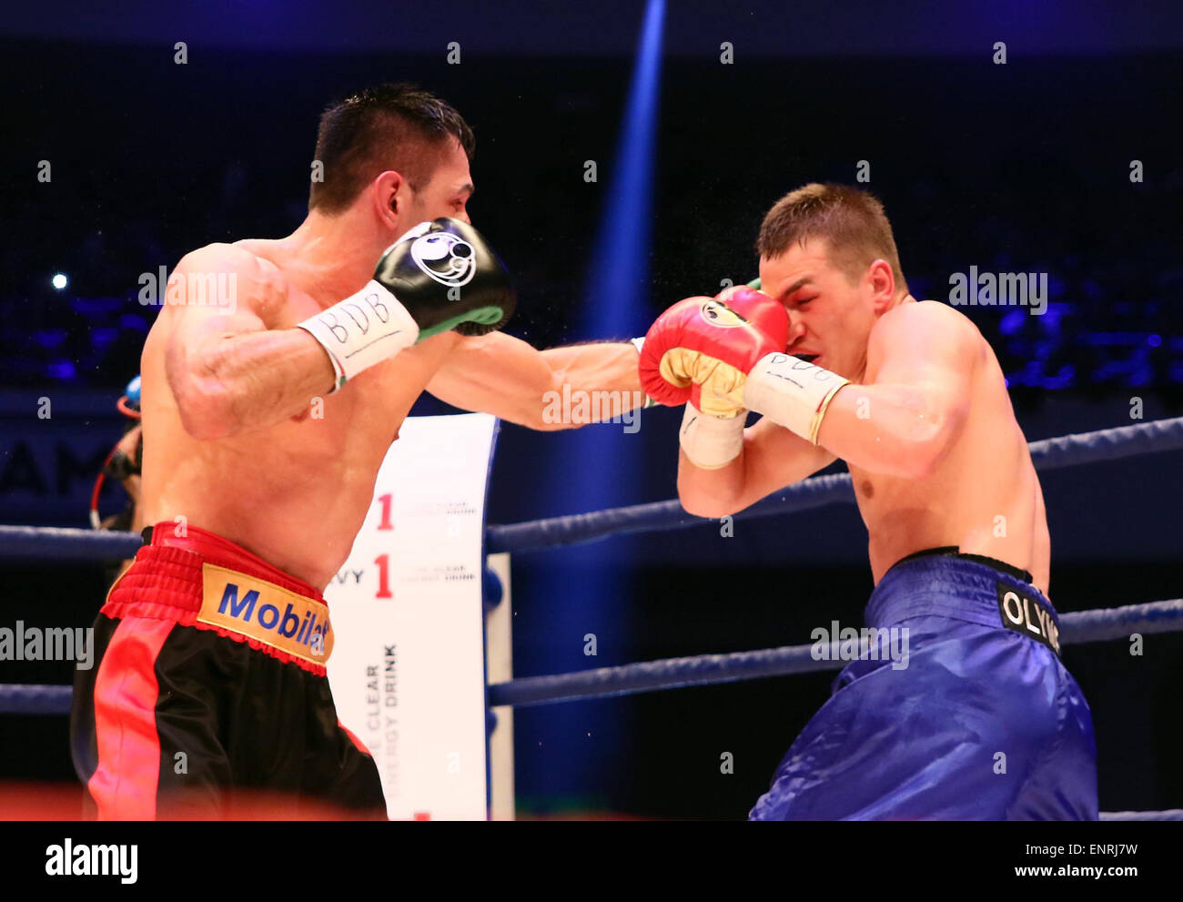 10 maggio 2015 - Frankfurt/Main, Germania - da sinistra Felix STURM (GER), Fedor CHUDINOV (RUS), .Super Peso Middel WBA Boxe nel campionato del mondo.Felix Sturm (Germania) vs Fedor Chudinov (Russia), .Francoforte sul Meno e la Festhalle di Maggio 09, 2015, .la presente WBA campione del mondo Felix Sturm incontra nel suo quarantacinquesimo lotta professionale (38 vittorie, 16 knock out) Fedor Chudinov dalla Russia, (12 vittorie e nessun perso combatte).Infine Chudinov vince con 2:1 arbitro voti © Wolfgang Fehrmann/Wolfgang Fehrmann/ZUMA filo/Alamy Live News Foto Stock