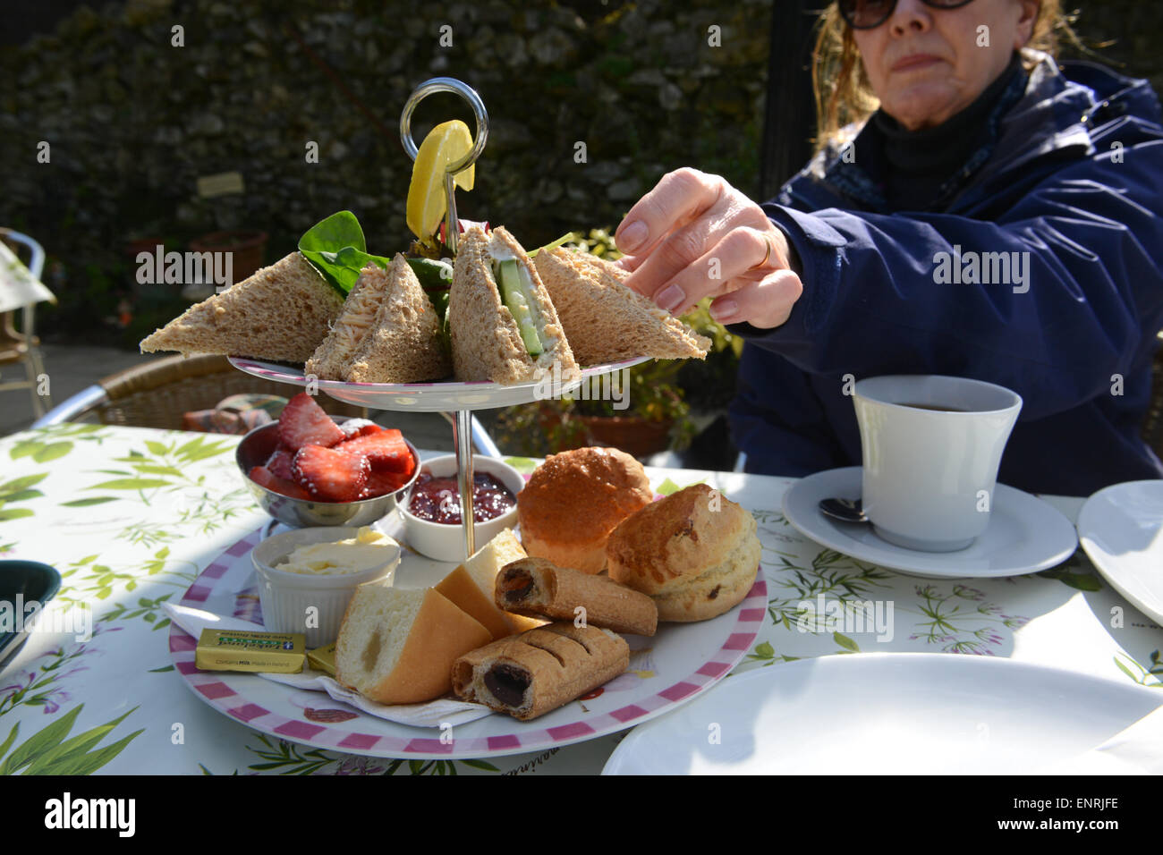 Pomeriggio tè alla crema pasto leggero panini combinazione di scones tradizione inglese UK Foto Stock