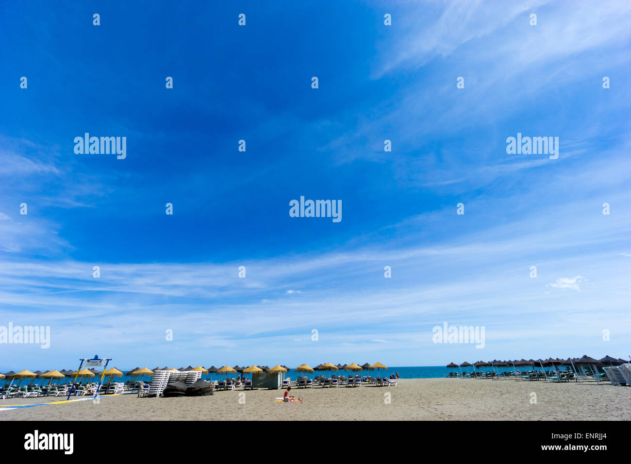 Fuengirola Beach in una giornata di sole con cirrus fibratus nuvole Foto Stock