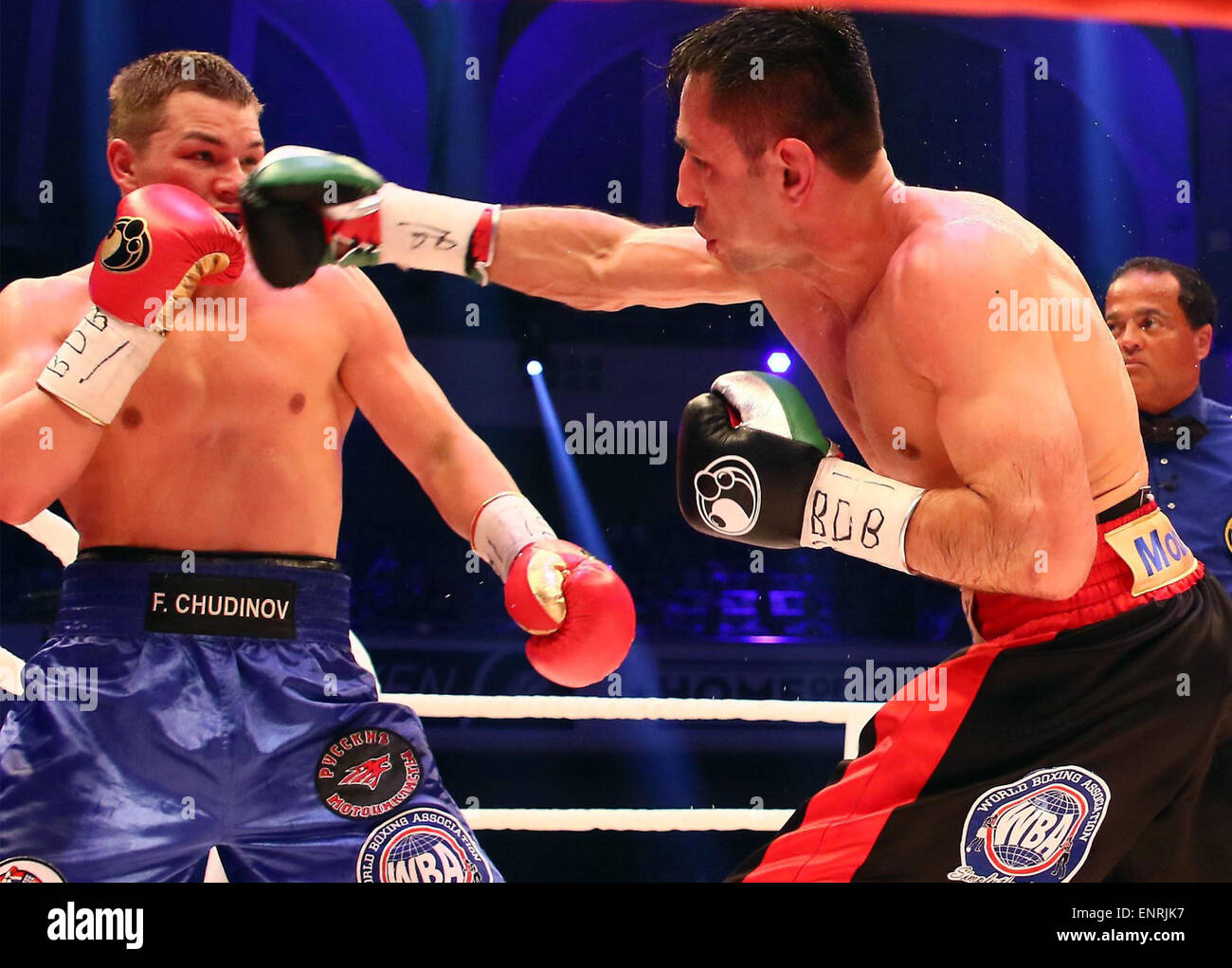 10 maggio 2015 - Frankfurt/Main, Germania - da sinistra Fedor CHUDINOV (RUS), Felix STURM (GER), .Super Peso Middel WBA Boxe nel campionato del mondo.Felix Sturm (Germania) vs Fedor Chudinov (Russia), .Francoforte sul Meno e la Festhalle di Maggio 09, 2015, .la presente WBA campione del mondo Felix Sturm incontra nel suo quarantacinquesimo lotta professionale (38 vittorie, 16 knock out) Fedor Chudinov dalla Russia, (12 vittorie e nessun perso combatte).Infine Chudinov vince con 2:1 arbitro voti © Wolfgang Fehrmann/Wolfgang Fehrmann/ZUMA filo/Alamy Live News Foto Stock