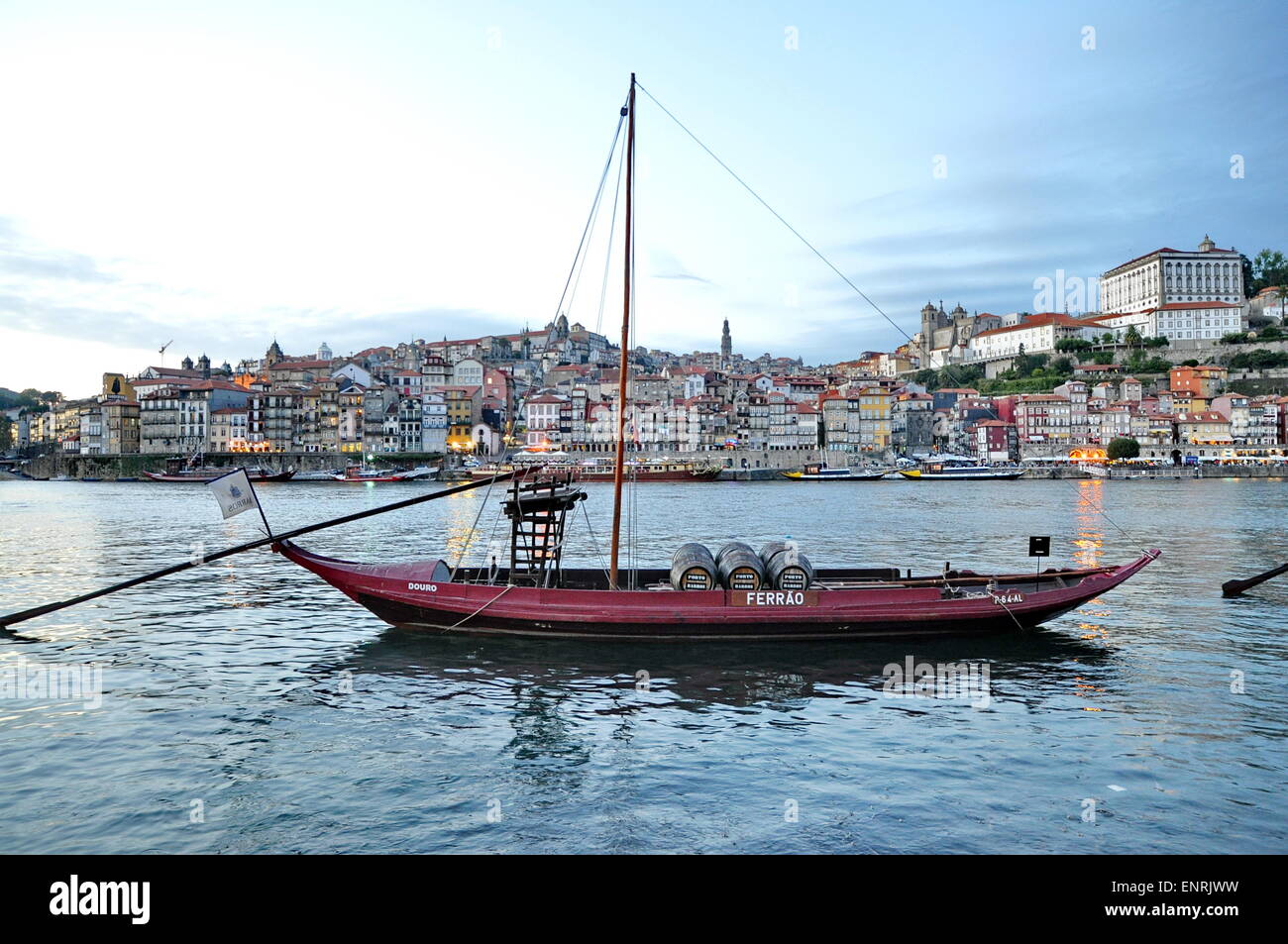 Vino barche sul fiume Douro, Porto, Portogallo Foto Stock