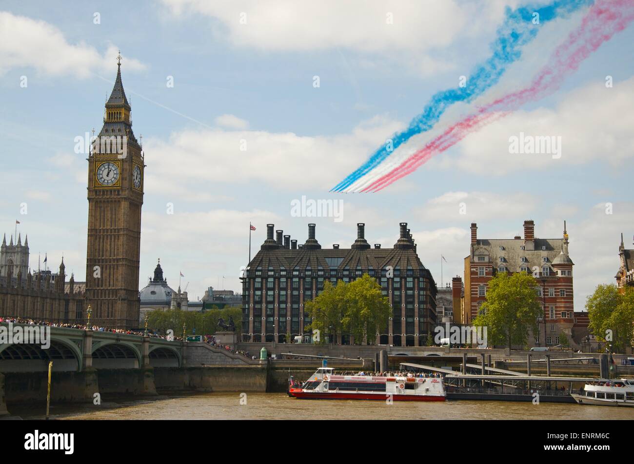 Le frecce rosse sorvolano Whitehall e St James Park per il giorno ve le celebrazioni del 10 maggio 2015, Londra, Inghilterra, Regno Unito Foto Stock