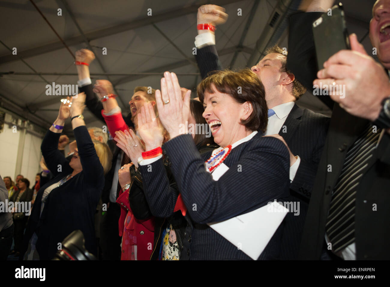 Belfast Regno Unito. 7 maggio 2015 elezioni generali: Diane Dodds festa dopo il marito Nigel vince il sedile per Belfast nord Foto Stock