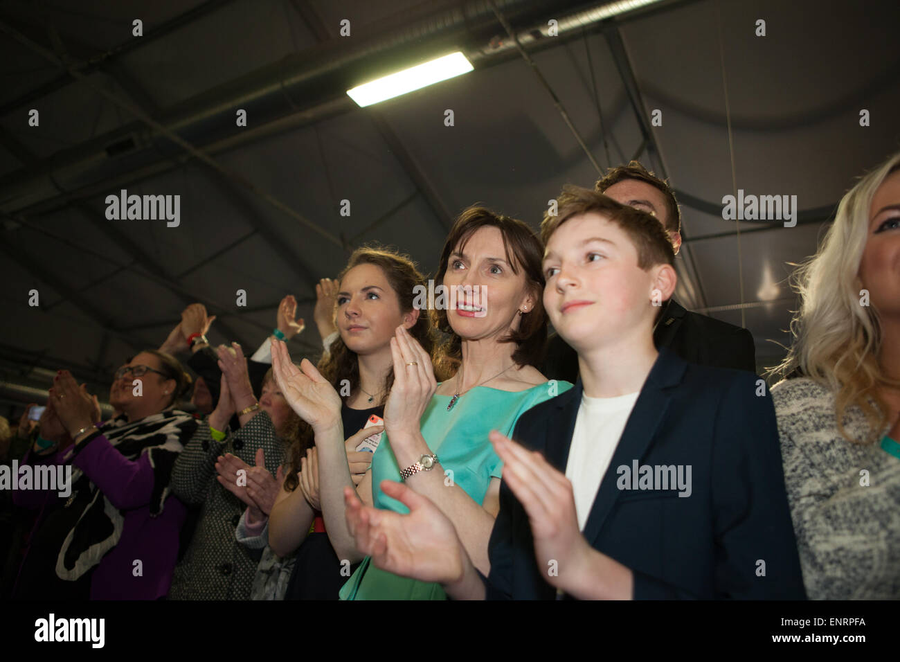 Belfast Regno Unito. 7 maggio 2015 elezione generale: la famiglia di Dr Allister McDonnell SDLP in kings hall Belfast Foto Stock