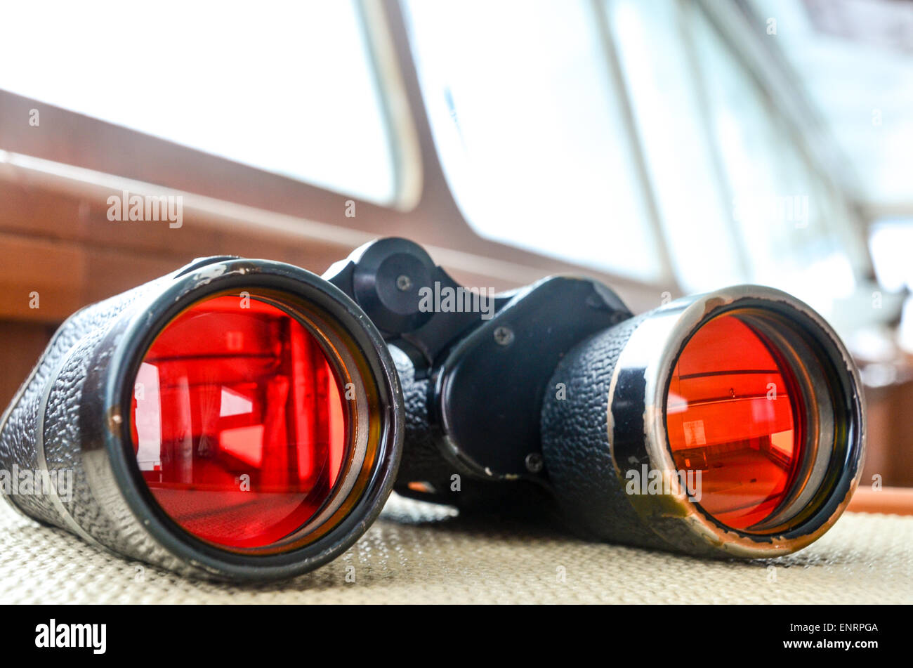 Binocolo nel ponte di una nave da carico Foto Stock