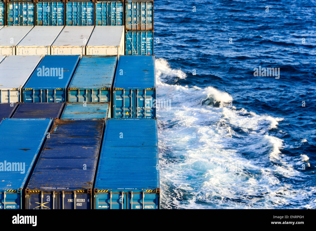 Contenitori nel mare aperto: contenitore nave che naviga nell Oceano Atlantico Foto Stock