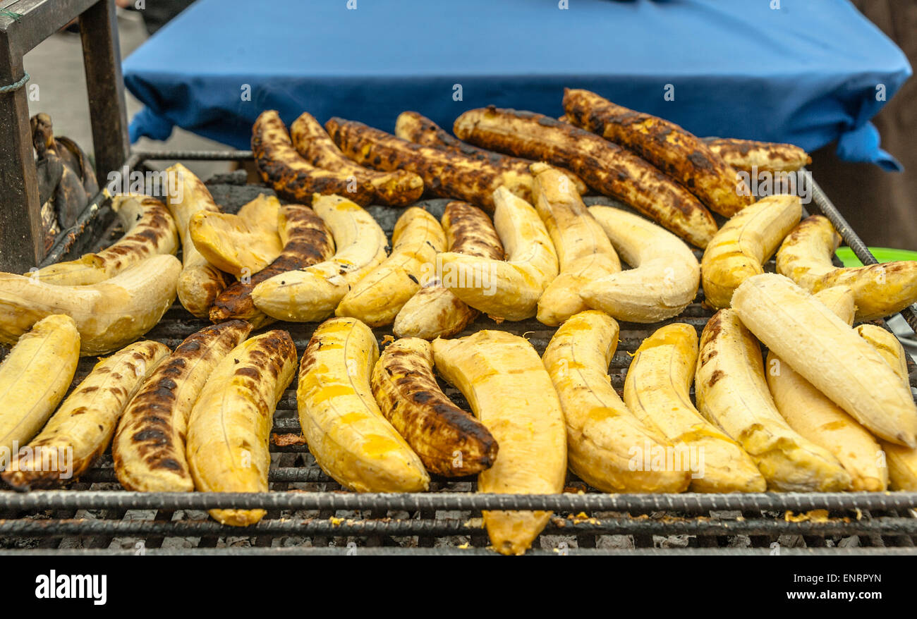 Banane alla brace sono un piatto tradizionale in Ecuador Foto Stock