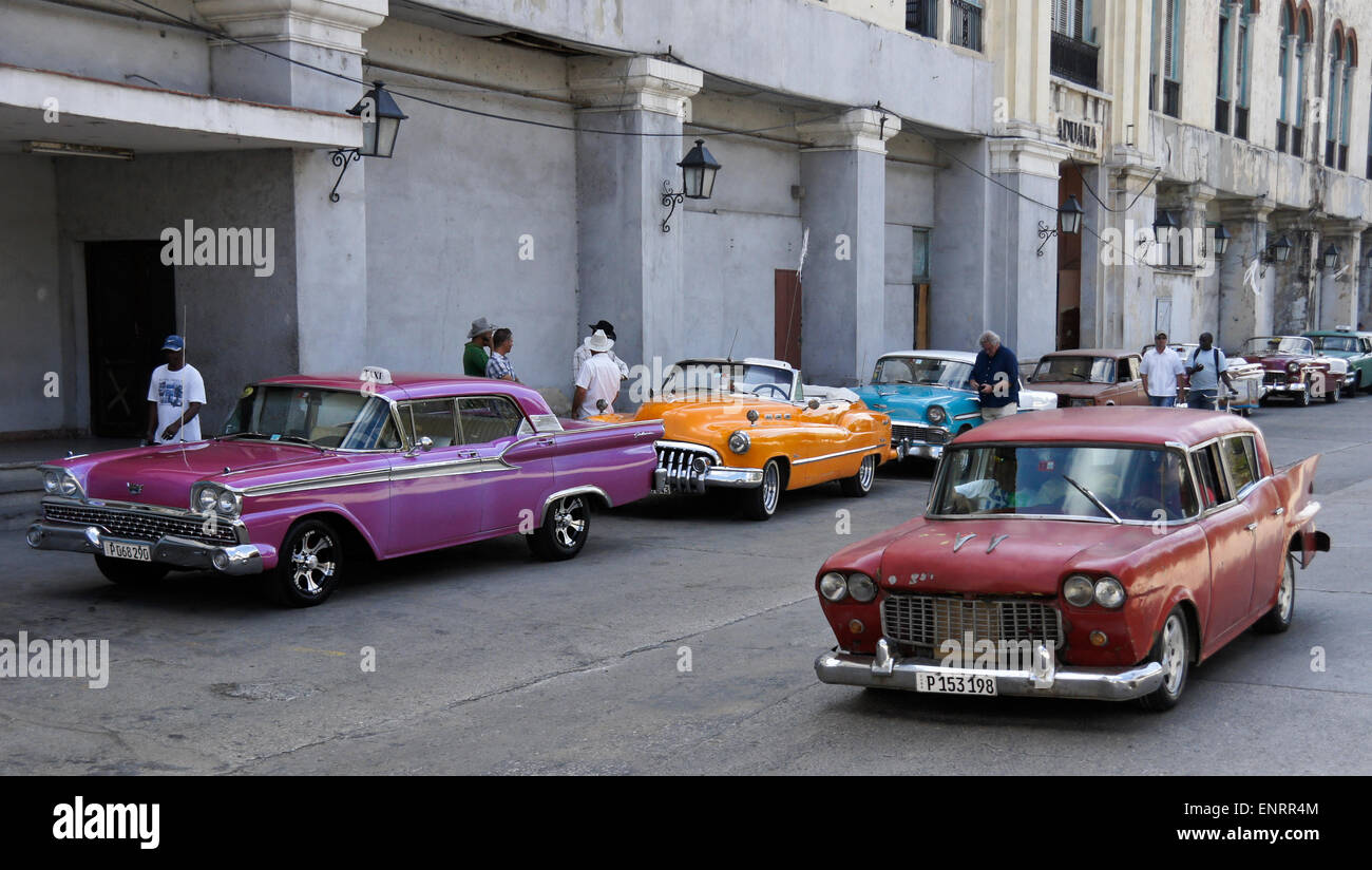 Classic American cars e un vecchio Russian Lada, Habana Vieja (l'Avana Vecchia), Cuba Foto Stock