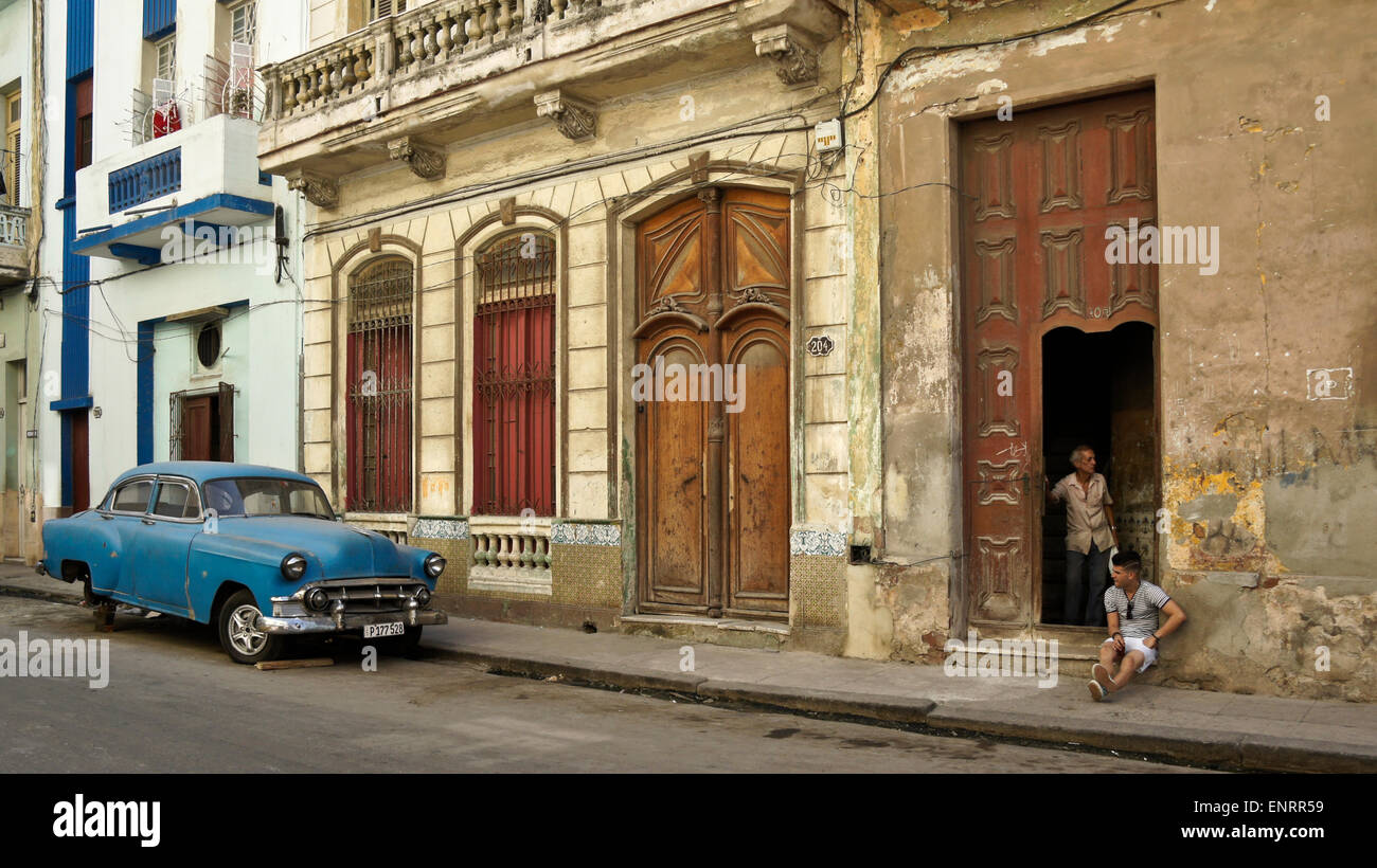 Vecchia Chevrolet e edifici fatiscenti, Havana, Cuba Foto Stock