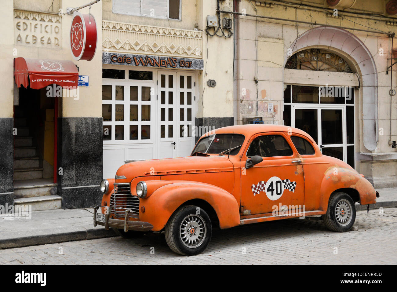 1940 Ford davanti a Wanda's bar e cafe, Habana Vieja (l'Avana Vecchia), Cuba Foto Stock