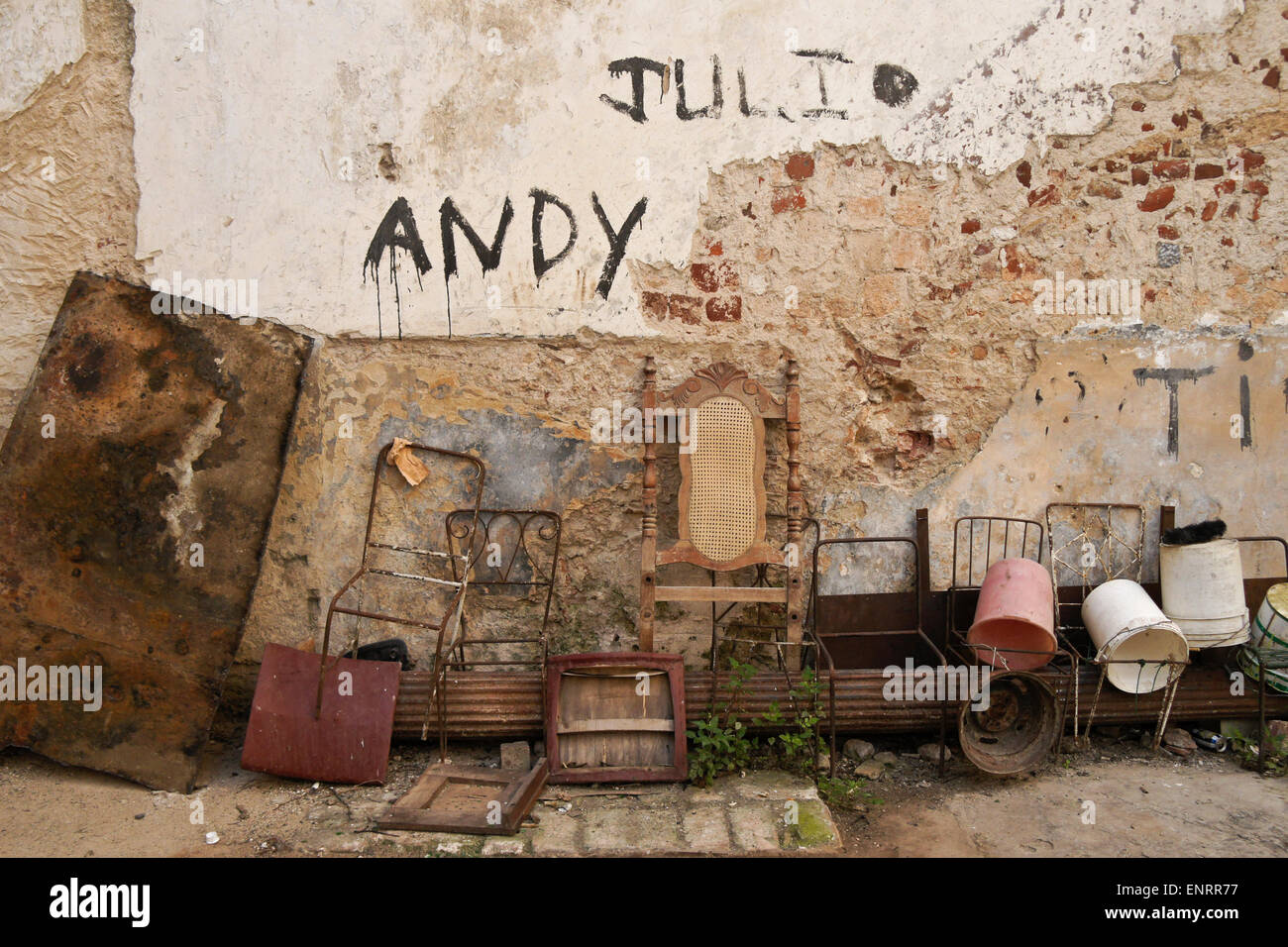 Scartato articoli per la casa in costruzione abbandonata, Habana Vieja (l'Avana Vecchia), Cuba Foto Stock