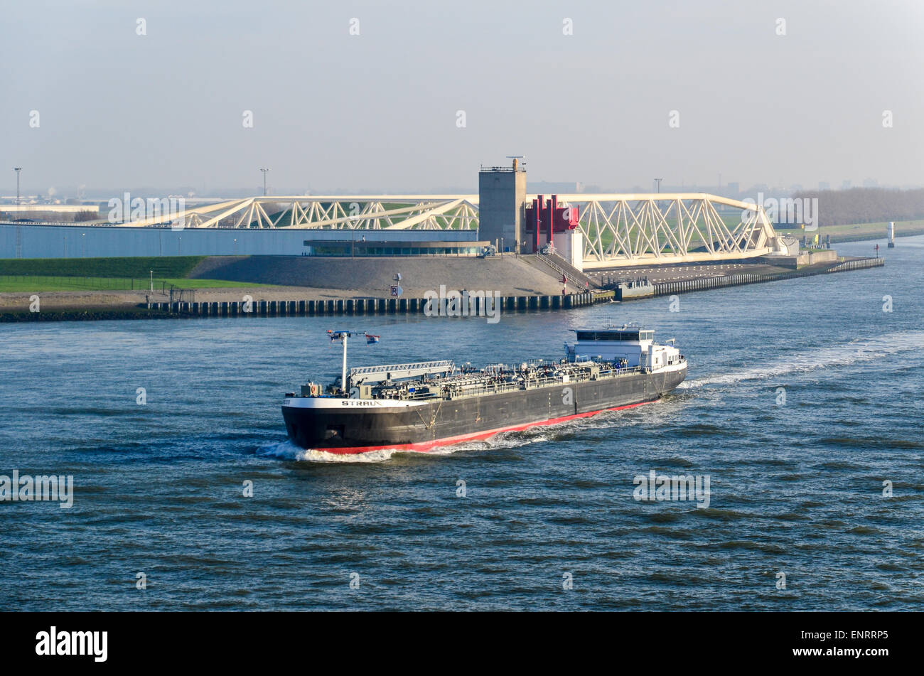 Una chiatta chimica passando il Maeslantkering sul Nieuwe Waterweg, Rotterdam, una tempesta barriera di sovratensione Foto Stock