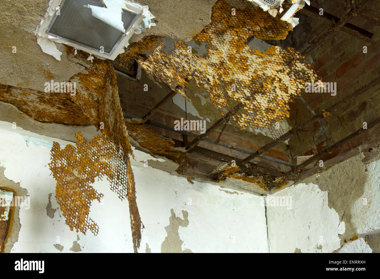 Il soffitto si arrugginiscano e rientranti in un edificio di decadimento. Foto Stock