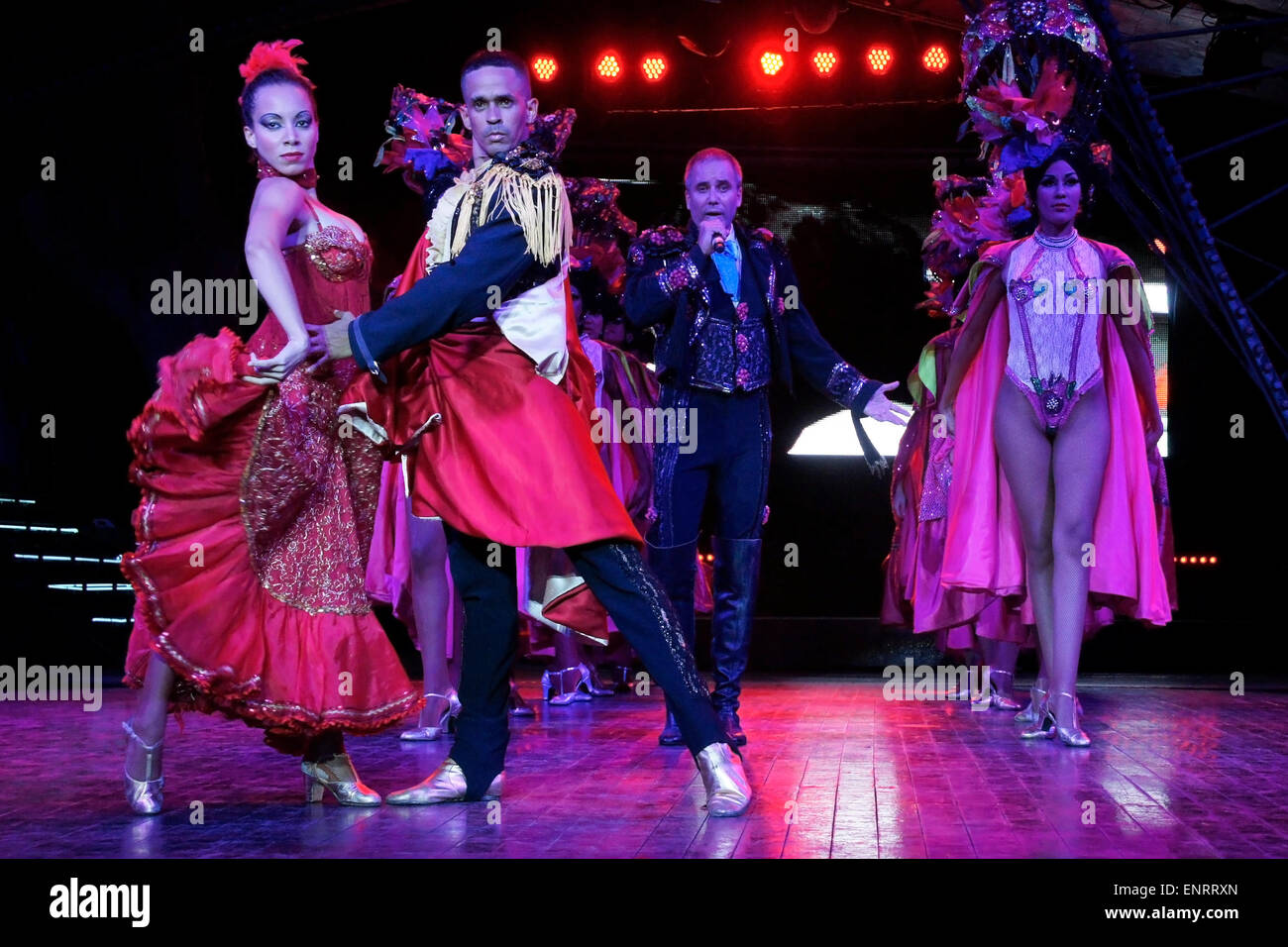 Il canto e la danza presso il Tropicana Club, Havana, Cuba Foto Stock