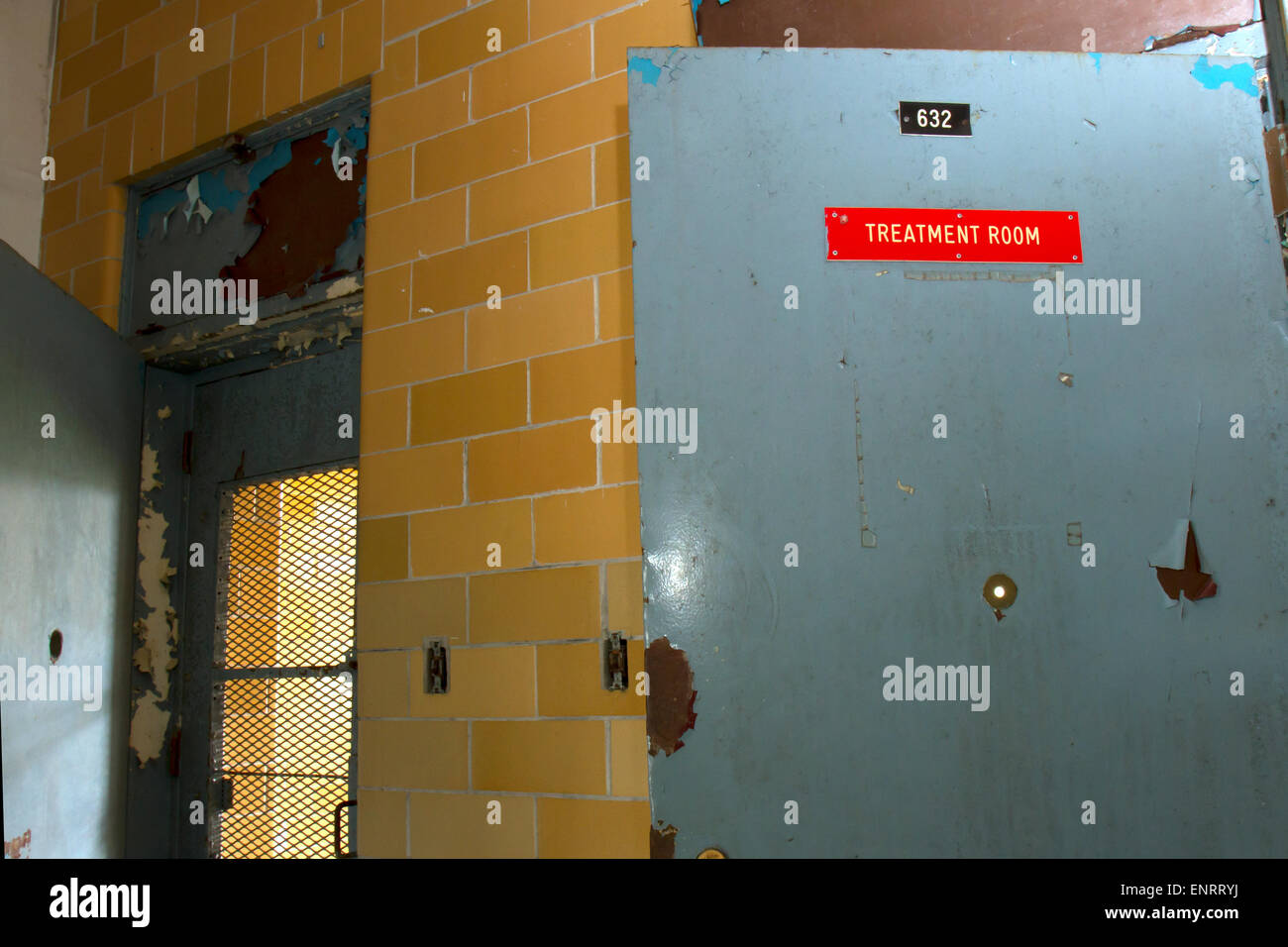 Sportello contrassegnato sala di trattamento nel corridoio della vecchia istituzione. Foto Stock