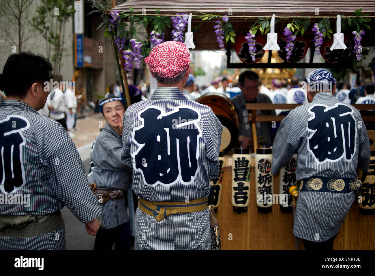 Kanda matsuri (street festival) seguaci guardare come un mikoshi (santuario portatile) è portato per le strade di Kanda, Tokyo. Foto Stock