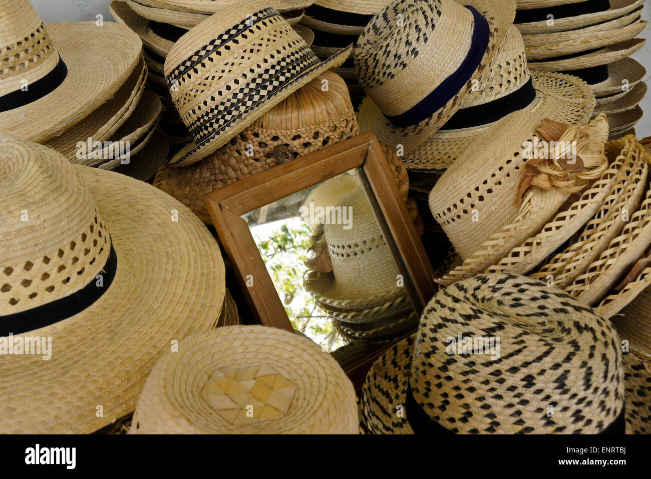 Cappelli di paglia per la vendita nel mercato, Viñales Pinar del Rio  provincia, Cuba Foto stock - Alamy