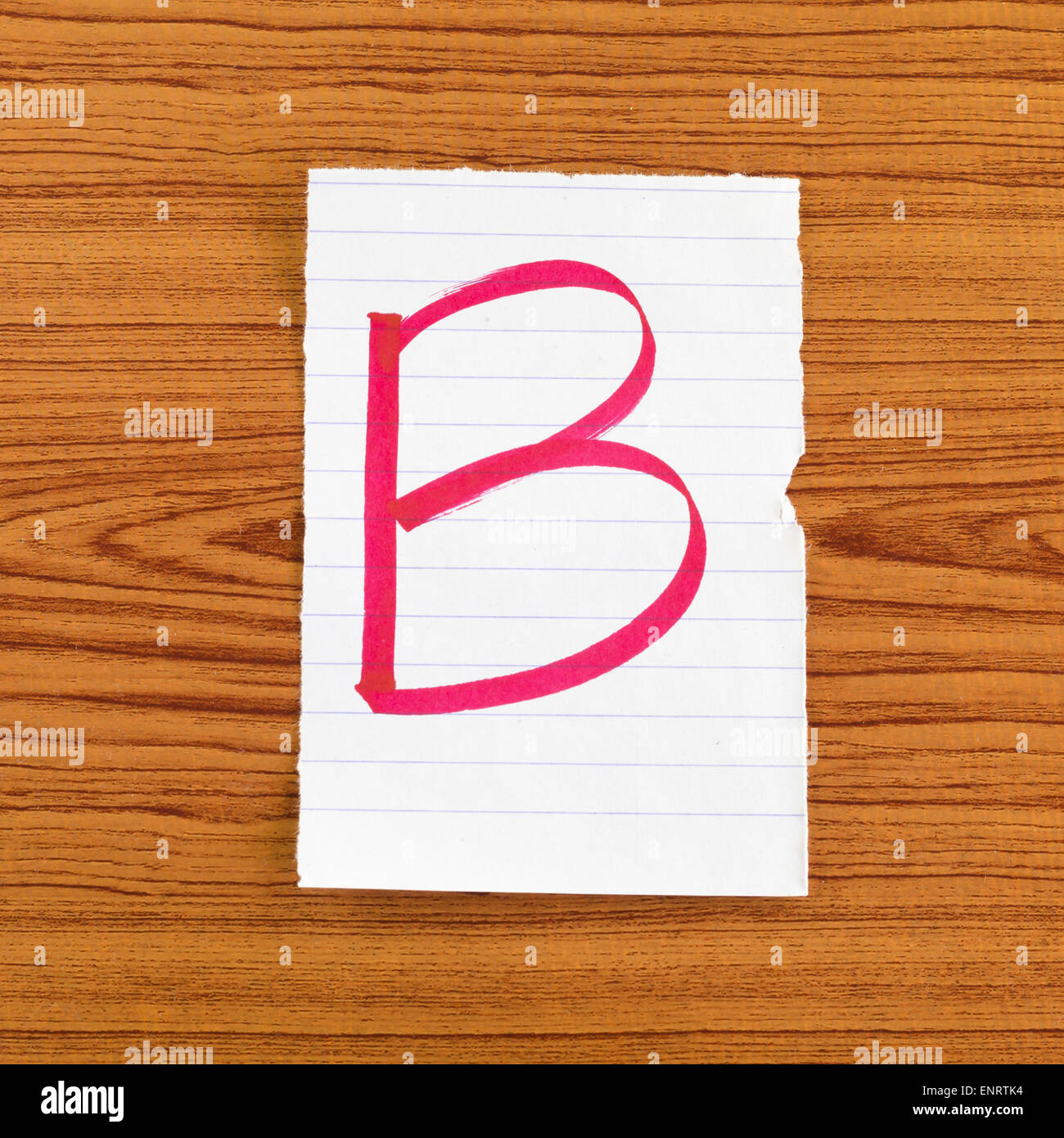 Grado b sulla parete di legno sfondo Foto Stock