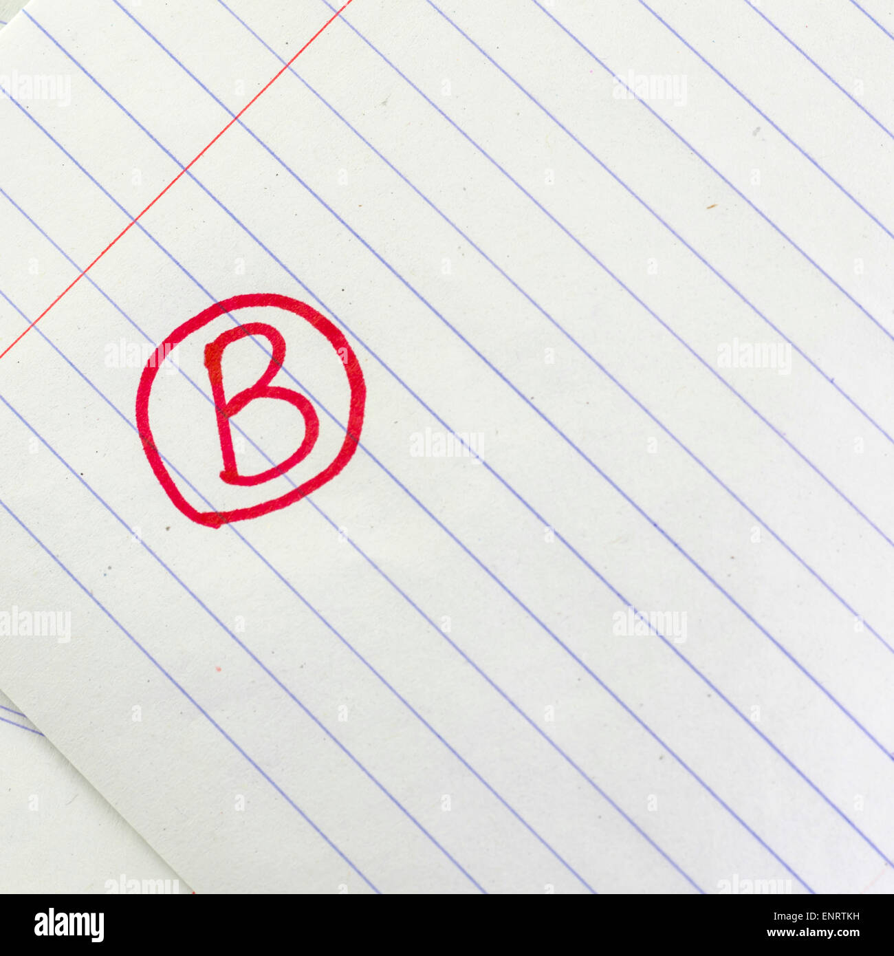 Grado b sulla linea sfondo della carta Foto Stock