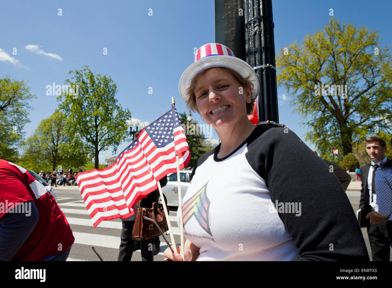 Donna che mantiene bandiera americana - USA Foto Stock