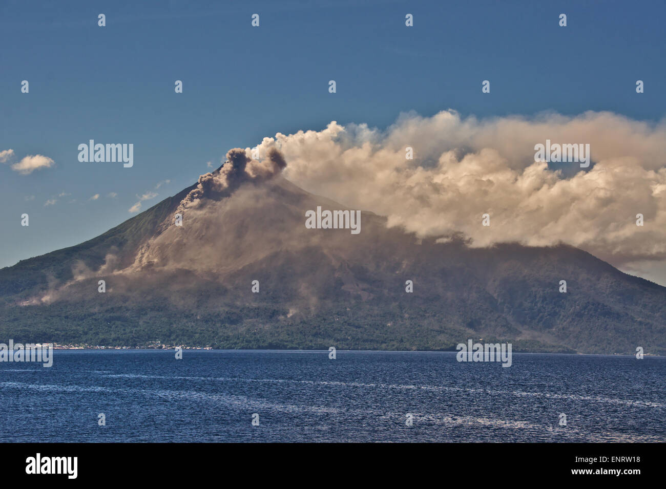 Vulcano Karangetang, Siau, Indonesia, 1827 metri di altezza, eruttando Maggio 8, 2015, produca la lava, ceneri e gas, lo spostamento di 454 persone. Foto Stock