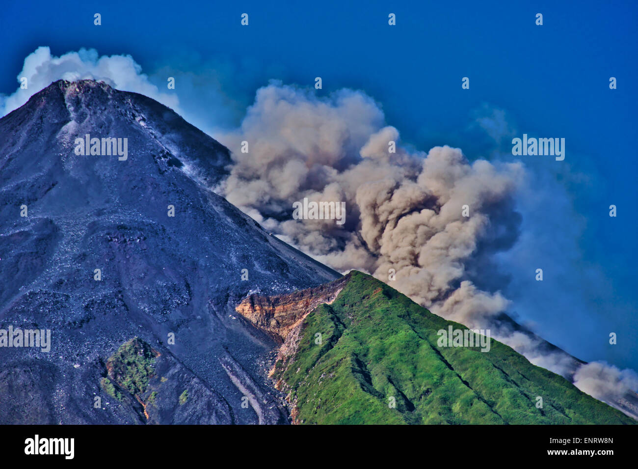 Vulcano Karangetang, Siau, Indonesia, 1827 metri di altezza, eruttando Maggio 8, 2015, produca la lava, ceneri e gas, lo spostamento di 454 persone. Foto Stock