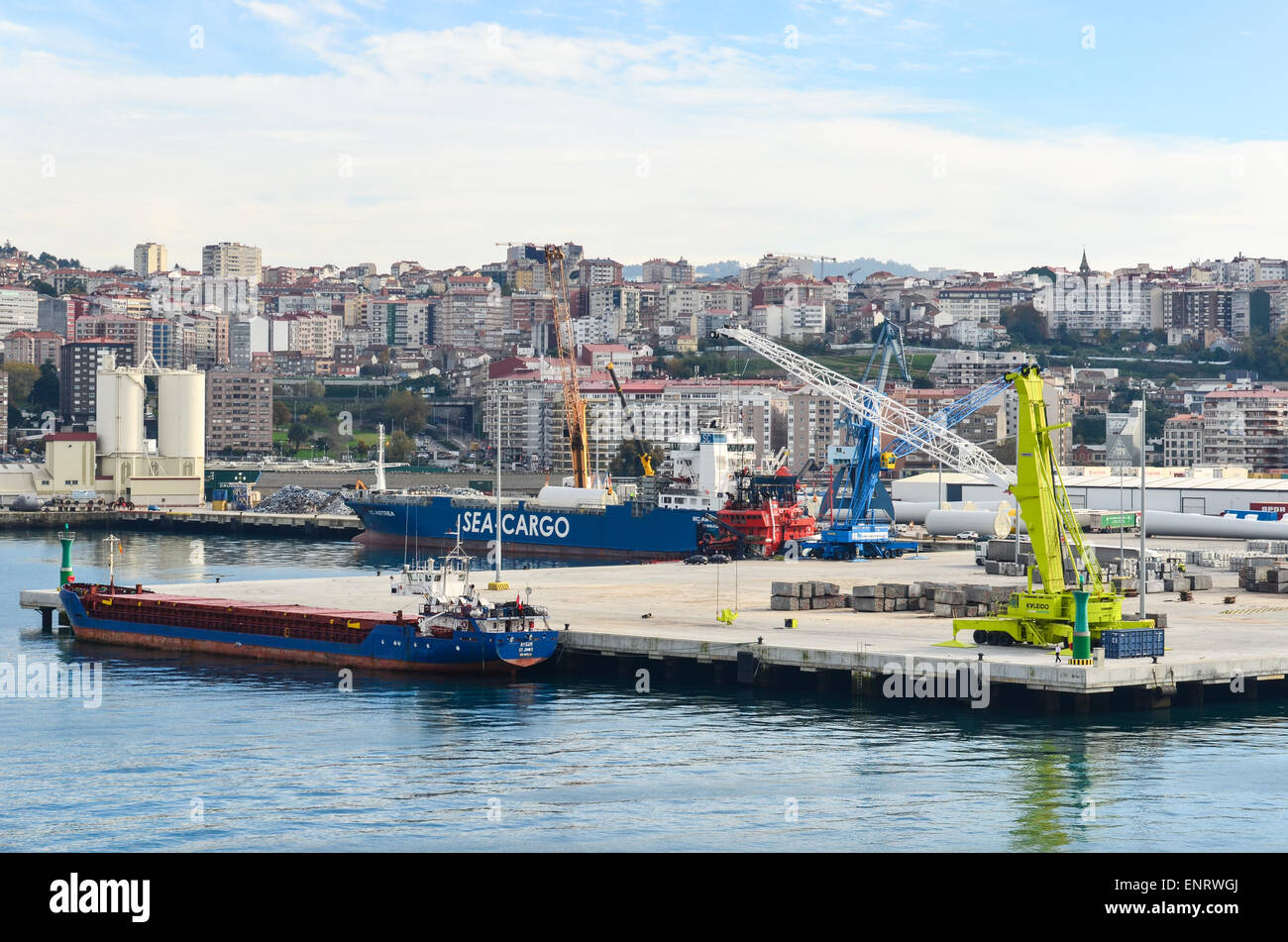 Degli appartamenti e degli edifici della città di Vigo, Spagna, dietro la porta Foto Stock