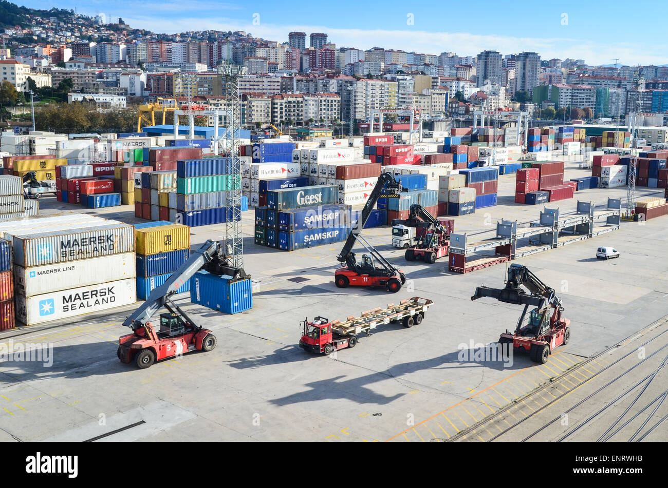 La movimentazione del carico sui carrelli elevatori presso il terminal per container del porto di Vigo, Spagna Foto Stock