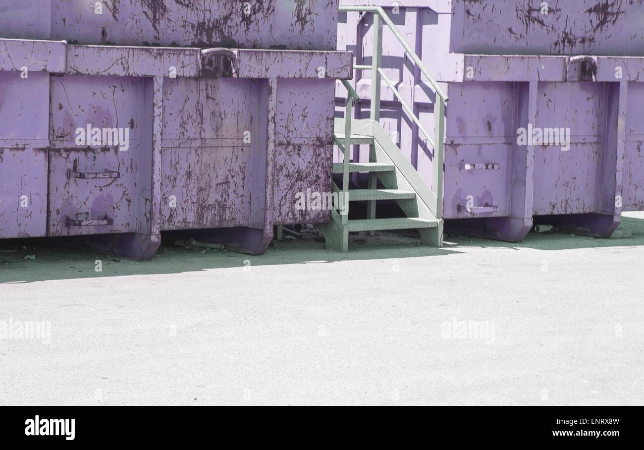Gigantic Color di contenitori per rifiuti pericolosi Discariche Foto Stock