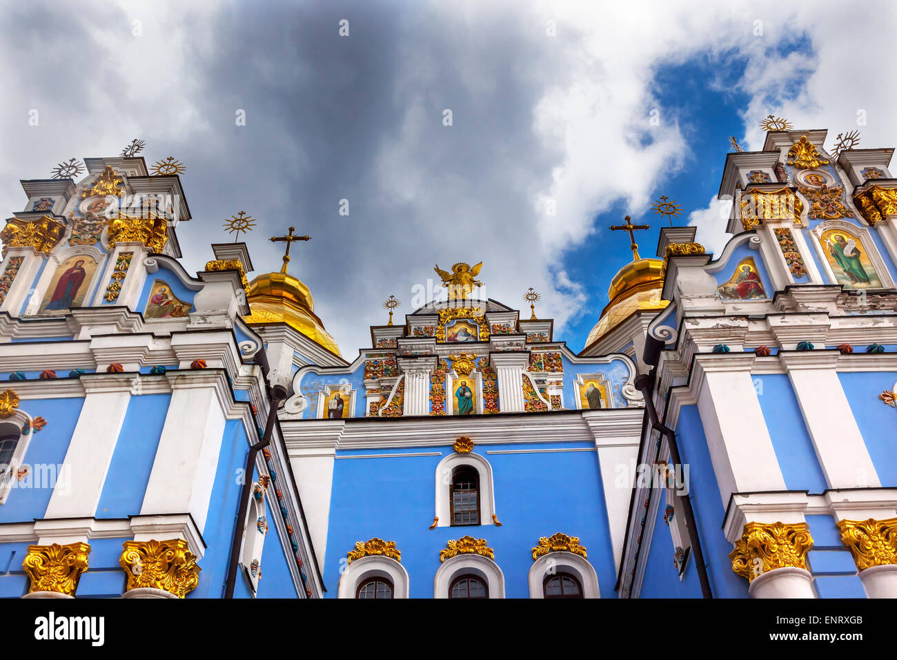 San Michele Cattedrale del monastero di guglie di campanili facciata ucraina di Kiev. Foto Stock