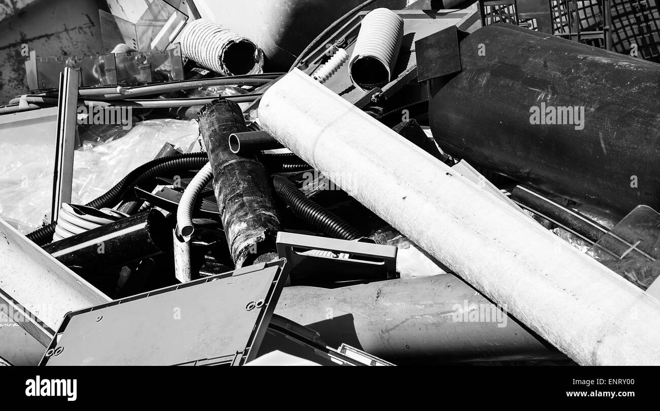 Tubi e pezzi di plastica in apposite discariche di rifiuti controllati Foto Stock