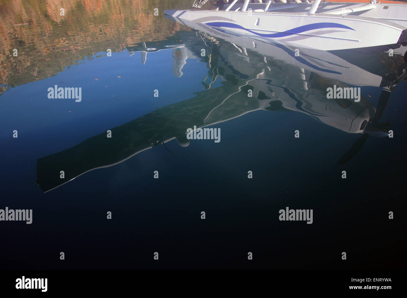 La riflessione di idrovolante nel ciclone Creek, vicino cade orizzontale, Arcipelago Buccaneer, Kimberley, Western Australia. n. PR Foto Stock