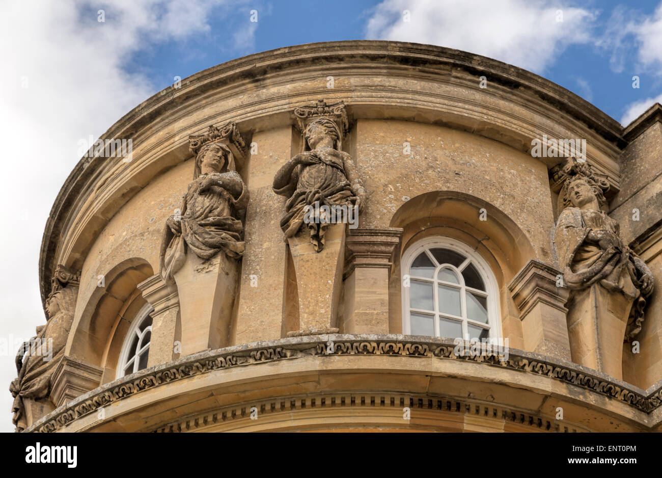 Semi-circolare di tetto con sculture decorative sulla facciata del Palazzo di Blenheim, Woodstock, Oxfordshire, Inghilterra, Regno Unito. Foto Stock