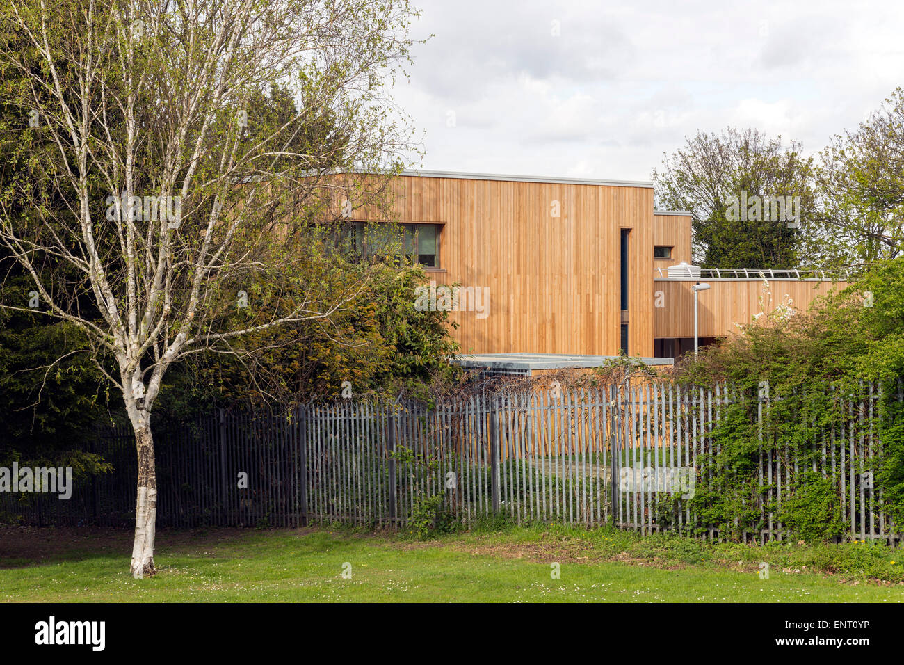 Vista dal parco. L'ufficio del parco, Greenford, Regno Unito. Architetto: Dannatt, Johnson architetti, 2015. Foto Stock