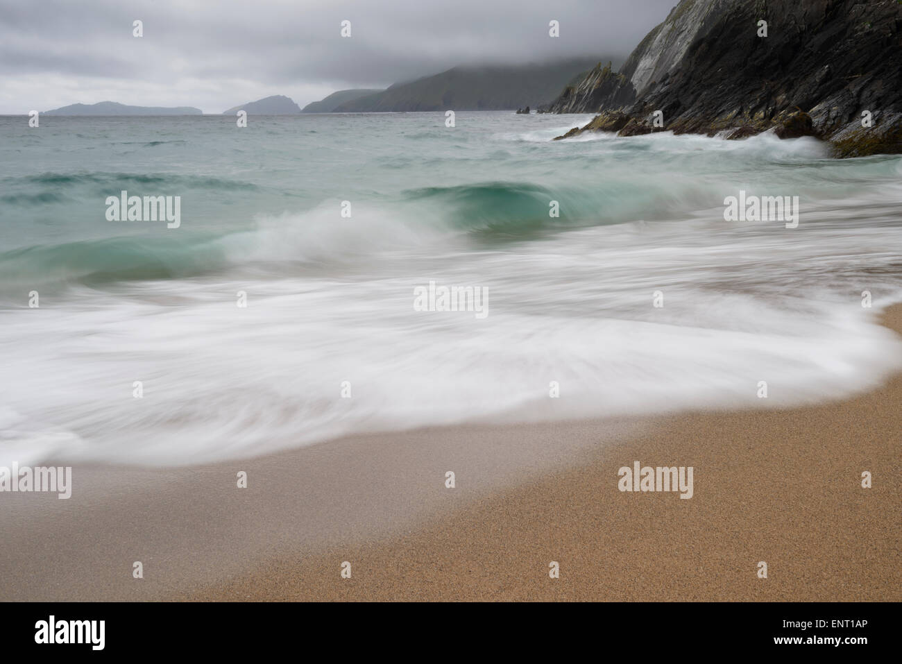 Onde lambisce la sabbia in spiaggia Coumeenoole sulla penisola di Dingle, Irlanda. Foto Stock