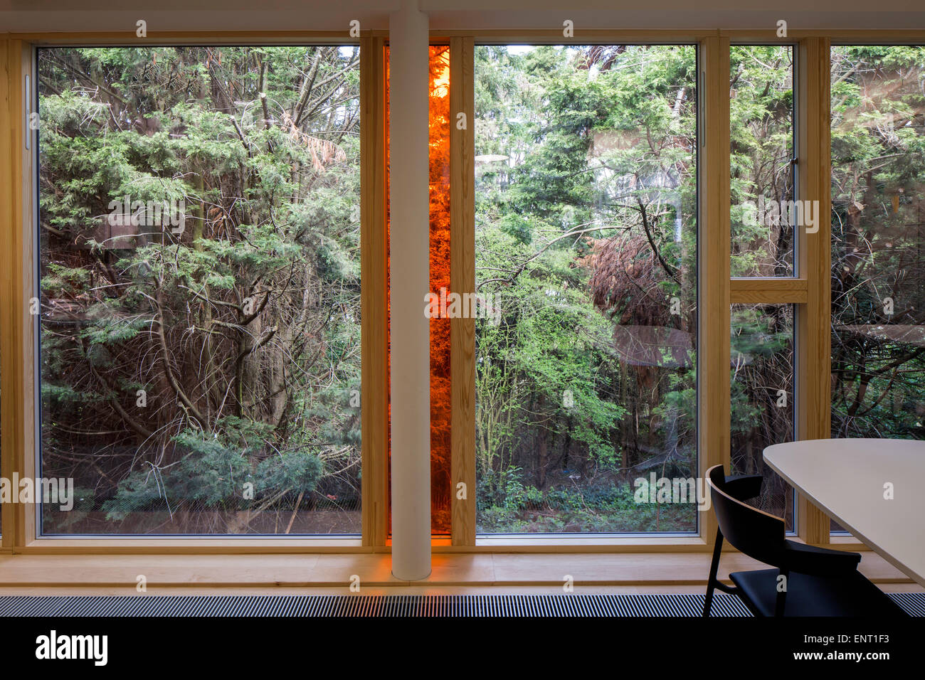 Windows in break out zona con vista sul bosco. L'ufficio del parco, Greenford, Regno Unito. Architetto: Dannatt, Johnson Foto Stock
