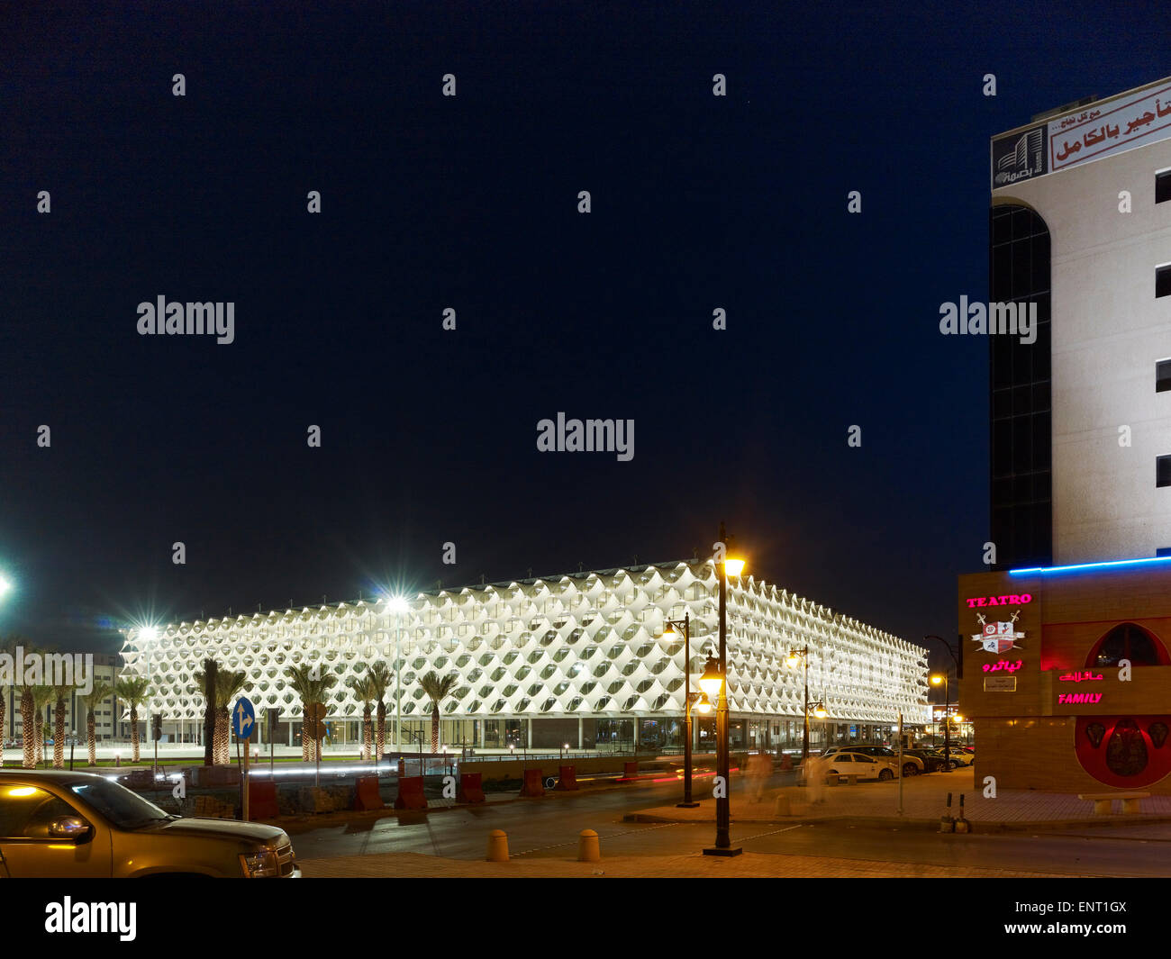 Angolo di elevazione King Fahd Road e Olaya Street di notte. King Fahad Biblioteca Nazionale, Riyadh, Arabia Saudita. Architetto: Ge Foto Stock