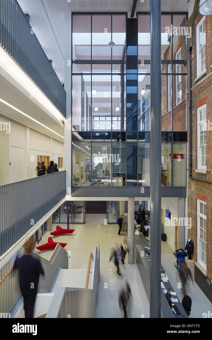 L'Arcade, una tripla altezza spazio di circolazione. Regent High School di Londra, Regno Unito. Architetto: Walters e Cohen Ltd, 201 Foto Stock