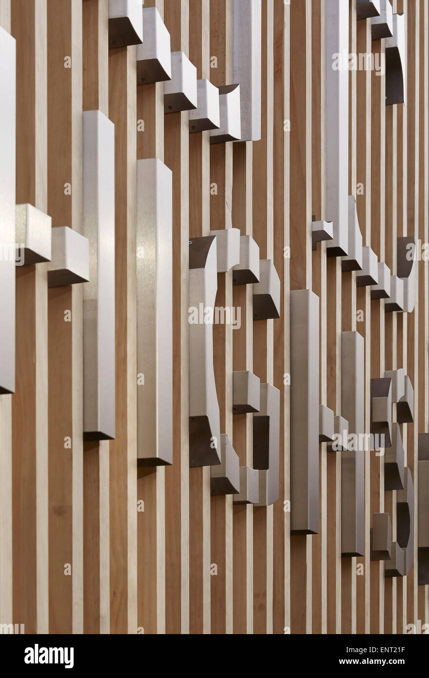 Dettaglio della scuola del digital signage sulla recinzione di legno. Regent High School di Londra, Regno Unito. Architetto: Walters e Cohen Ltd, 2015. Foto Stock