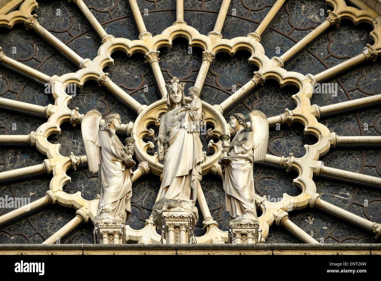 Le figure in un rosone, Notre Dame de Paris Cathedral, facciata ovest, Île de la Cité, Parigi, Francia Foto Stock