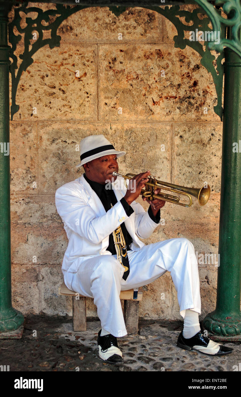 Tromba cubana player esegue in un piccolo parco, Havana, Cuba Foto Stock
