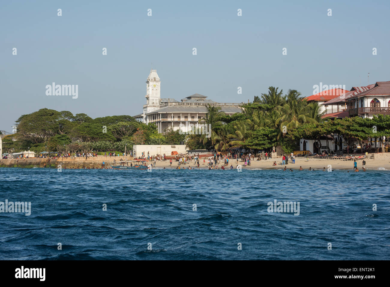Vista dal mare alla città, la spiaggia e la casa delle meraviglie, Stone Town, Zanzibar, Unguja, Arcipelago di Zanzibar, Tanzania Foto Stock