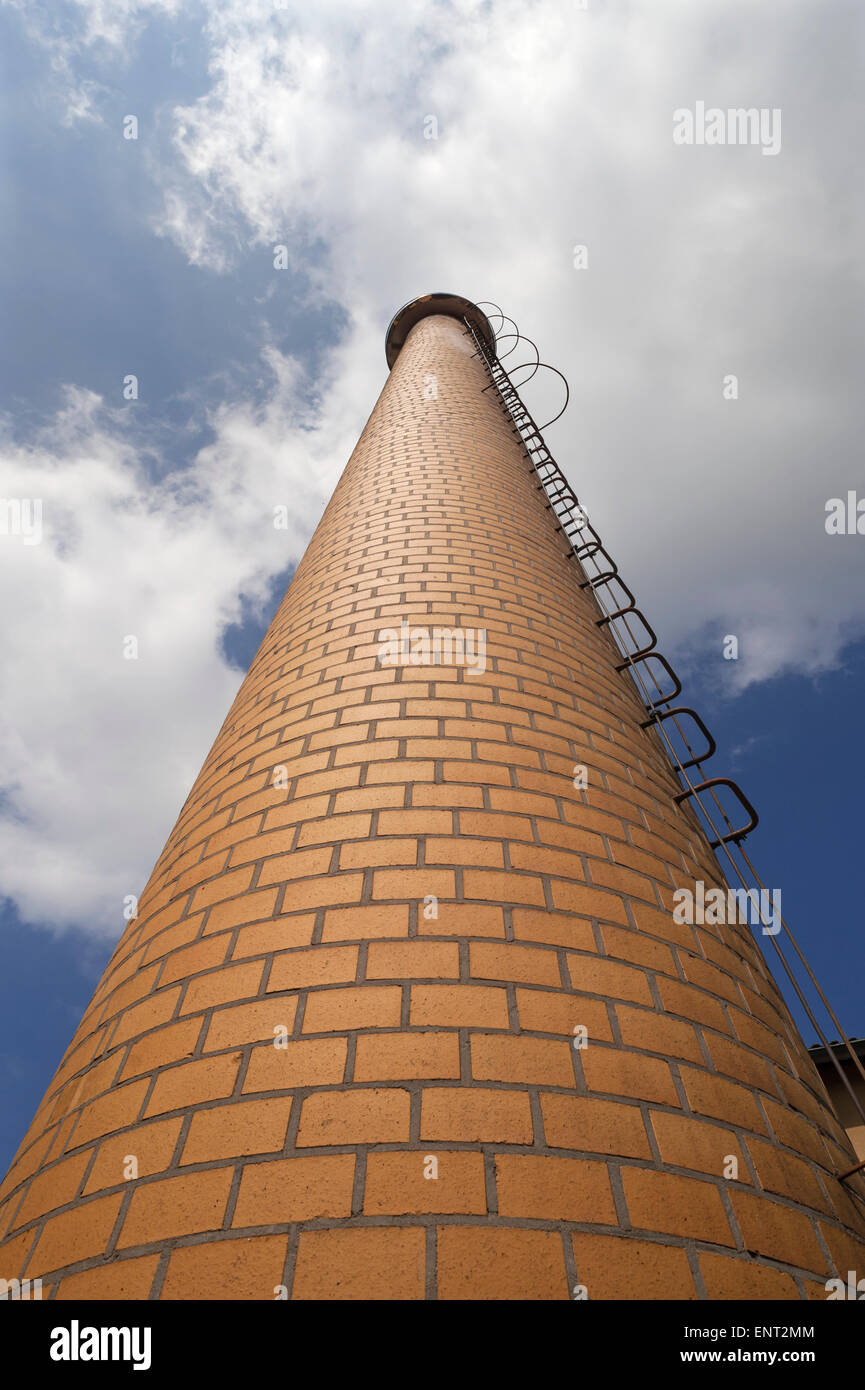 Mattone ciminiera di una fabbrica di birra, Franconia, Baviera, Germania Foto Stock