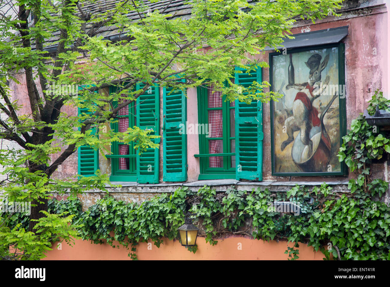 Au Lapin Agile, un piccolo spettacolo di cabaret frequentato da Picasso, Hemingway e altri artisti nei primi anni del novecento, Montmartre, Parigi Francia Foto Stock